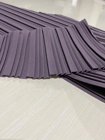 Lembaran kain hasil plisket warna ungu