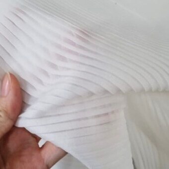 Micro pleat pada bahan tipis warna putih
